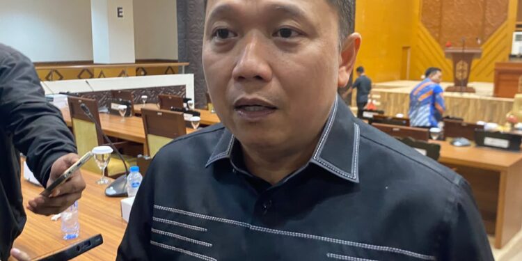 kasus curi helm deni hakim sahara